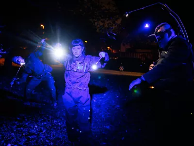 Gledališče Ane Monro bo v soboto in torek dvakrat izvedlo hibridno ulično predstavo #spletohodci. Foto: Luka Dakskobler