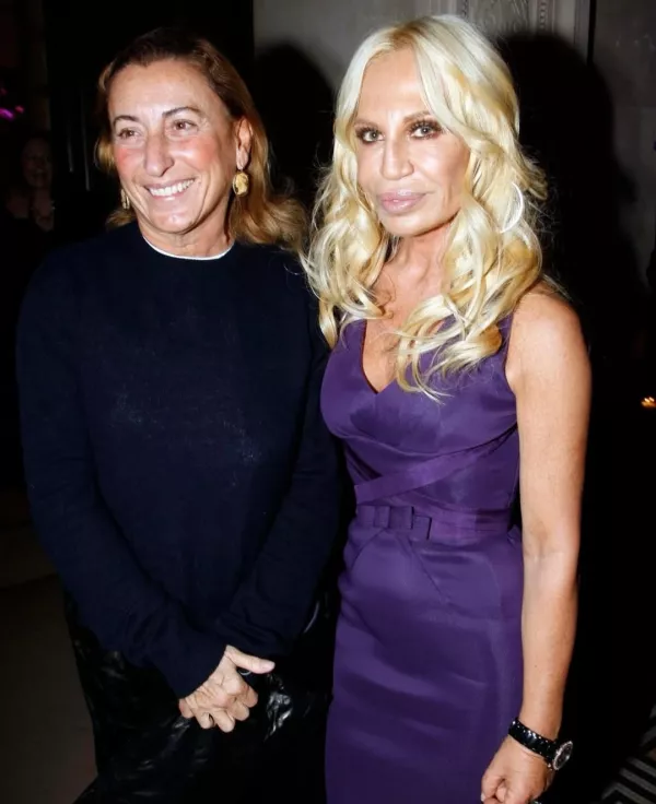 Počaščen sem, da je Versace v rokah zaupanja vrednega italijanskega družinskega podjetja in pripravljen sem podpirati to novo dobo, kolikor dolgo bo potrebno, je na Instagramu pod sliko sebe in zapisala Donatela vesrace