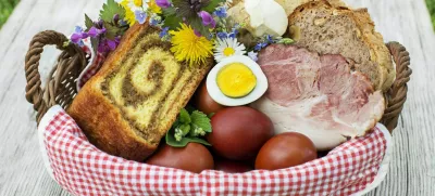 Košara s tradicionalnimi velikonočnimi jedmi. F iStock