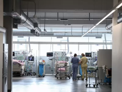 - simbolična fotografija - zdravstvo, zdravnik, medicinska sestra, medicinsko osebje, pacient, bolnica, bolnišnica- 12.03.2025 - ministrica za zdravje Valentina Prevolnik Rupel si je na delovnem obisku v Univerzitetnem kliničnem centru (UKC) ogledala tekoče investicije//FOTO: Jaka Gasar