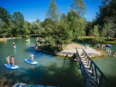 Prvomajske počitnice v Kampu Menina so vedno nekaj posebnega. Za vas smo pripravili posebne ponudbe, ki vključujejo dogodke, športne aktivnosti in animacije. V tem obdobju vam nudimo