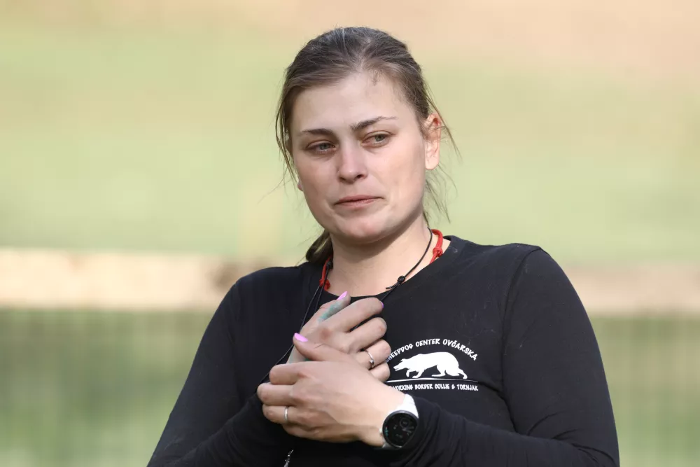 Kaja Župec, organizatorka tekmovanja in profesionalna vodnica: Zame je še vedno čarobno, ko gledam svoje pse, kako se odločajo glede na to, kaj jim naročim, in odzive ovc, da dosežemo želeno.Foto: Luka Cjuha