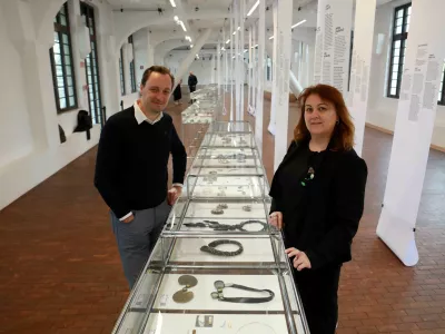 Po razstavi sta nas pospremila zlatarski mojster in brusilec dragih kamnov Peter Dragolič ter oblikovalka nakita Olga Košica. Foto: Tomaž Skale