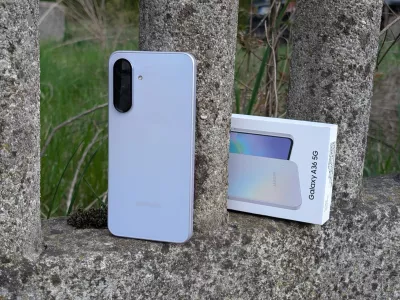 Glavna kamera ima ločljivost 50 MP, ultraširokokotna 8 MP, bližinska pa 5 MP. Prednja kamera je medtem izgubila milijon pik in jih ima zdaj le še 12 milijonov. Foto: Aljaž Potočnik