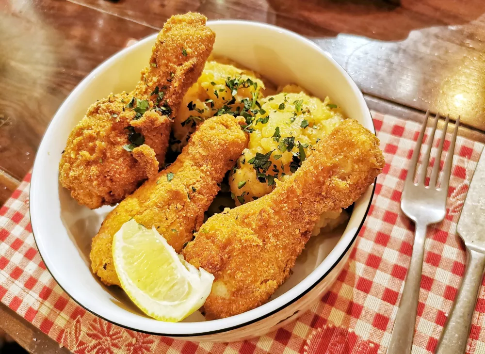 Piščančja bedrca s praženim krompirjem, Restavracija Ljubljančanka