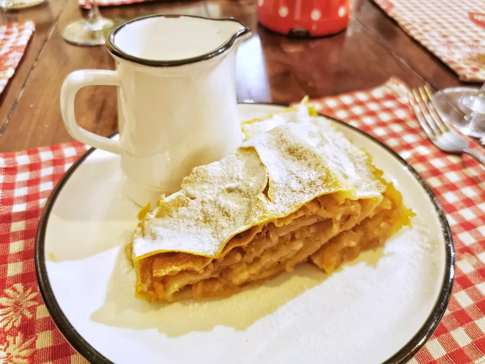 Jabolčni zavitek s sladkano kislo smetano, Restavracija Ljubljančanka