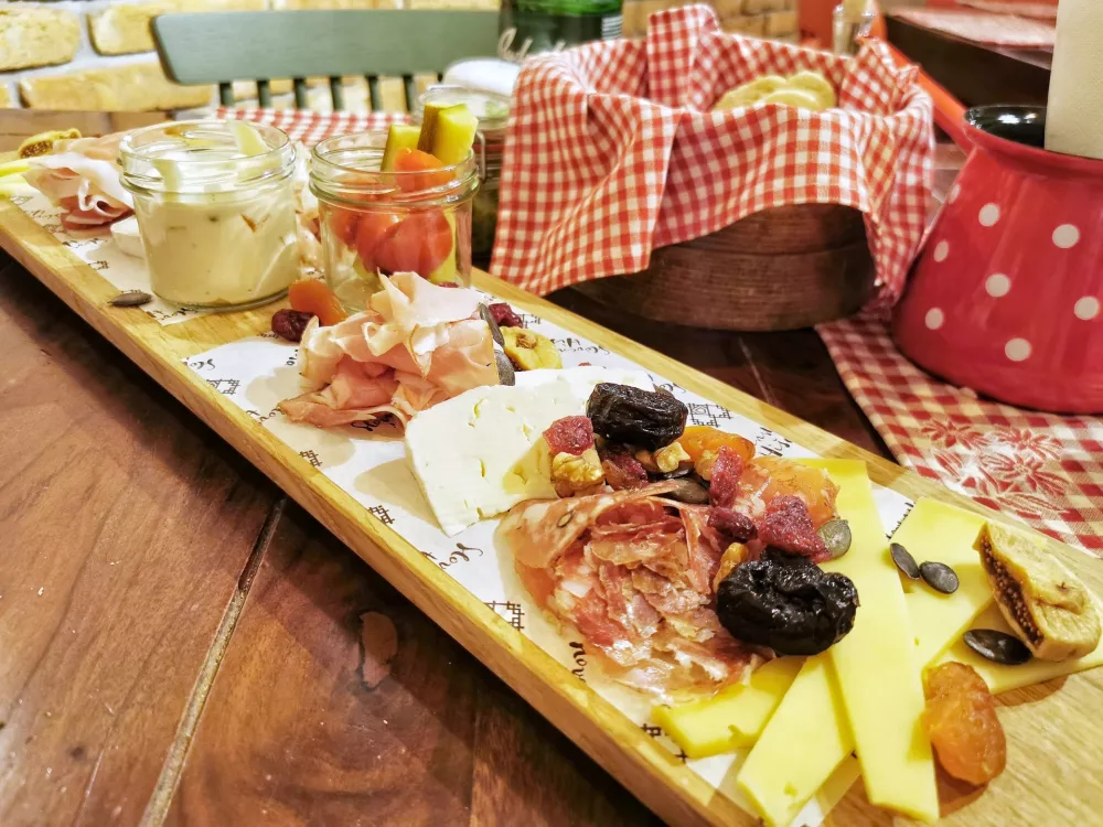 Narezek mesnin in sirov, Restavracija Ljubljančanka