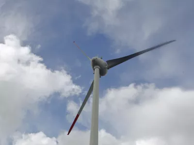 ﻿- druga elektrarna na veter v Sloveniji - električna energija - energetika - vetrnica - 22.04.2014 Razdrto - Vetrna elektrarna Nanos - stolp vetrnice je visok 53 metrov, elisa meri v premeru 44 metrov, moč naprave pa je 910 kilovatov - proizvedla bo predvidoma 1,6 gigavatne ure električne energije. //FOTO: Bojan Velikonja