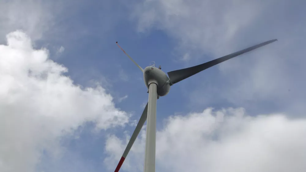 ﻿- druga elektrarna na veter v Sloveniji - električna energija - energetika - vetrnica - 22.04.2014 Razdrto - Vetrna elektrarna Nanos - stolp vetrnice je visok 53 metrov, elisa meri v premeru 44 metrov, moč naprave pa je 910 kilovatov - proizvedla bo predvidoma 1,6 gigavatne ure električne energije. //FOTO: Bojan Velikonja