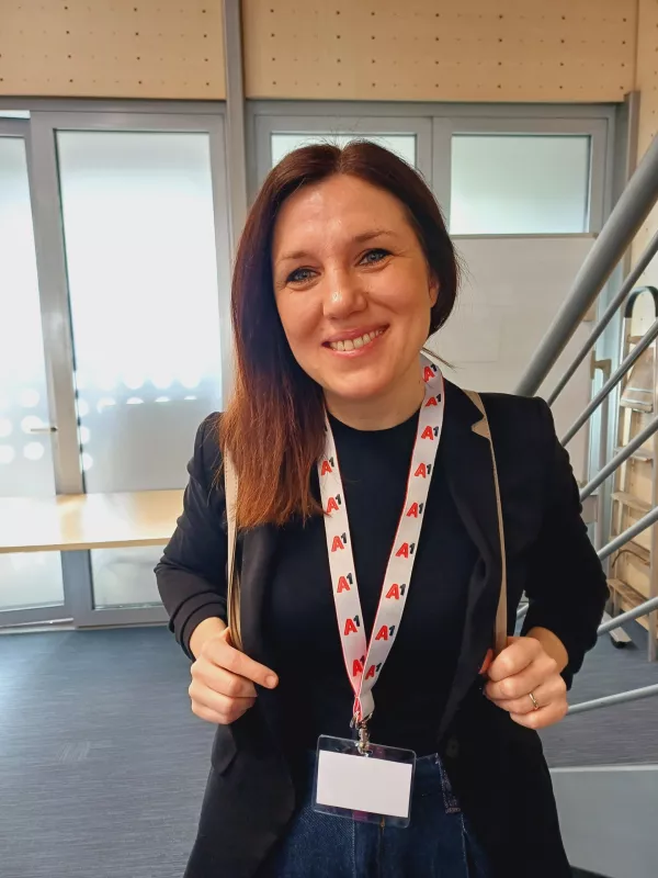 Nina Jelen, učiteljica: »Tehnologija je pomemben del pouka, smo pa ob tem učitelji vseeno malce razklani, saj se zavedamo, da prinaša tudi nevarnosti.«