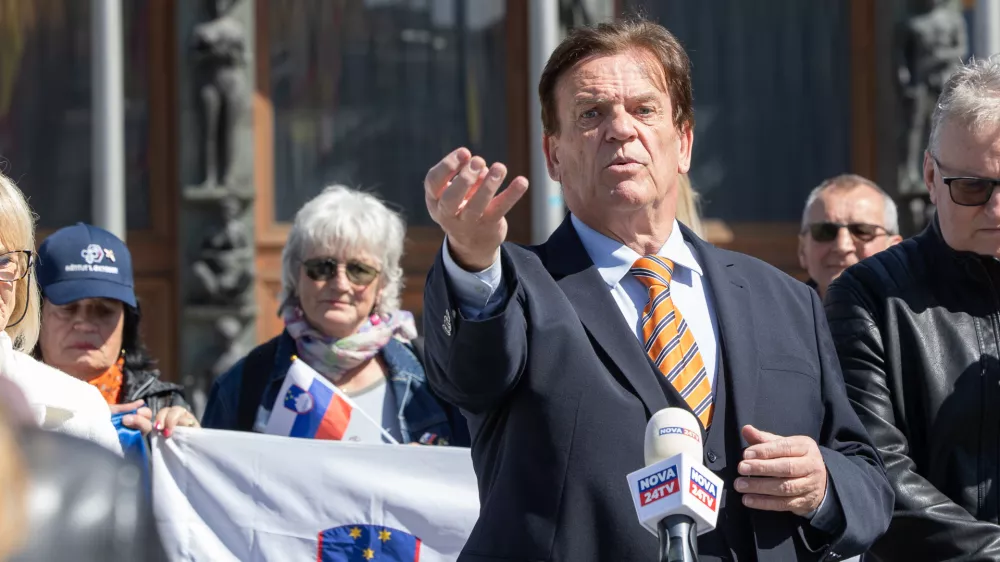 Ljubljana, Trg republike.Novinarska konferenca stranke Glas upokojencev in Instituta 1.oktober, na kateri so med drugim predstavili organizacijo kampanje za referendum o zakonu o dodatku k pokojnini za izjemne dosezke na podrocju umetnosti ter protestni shod, ki bo 23. aprila na Trgu republike.