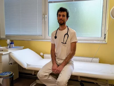 Uroš Ažman v svoji ordinaciji. / Foto: Daf