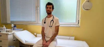 Uroš Ažman v svoji ordinaciji. / Foto: Daf
