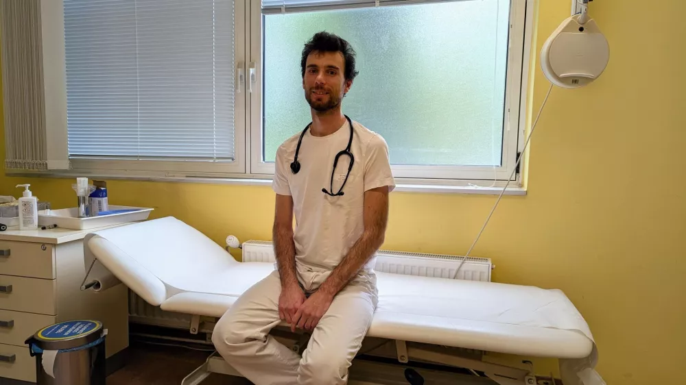 Uroš Ažman v svoji ordinaciji. / Foto: Daf