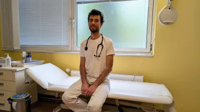 Uroš Ažman v svoji ordinaciji. / Foto: Daf