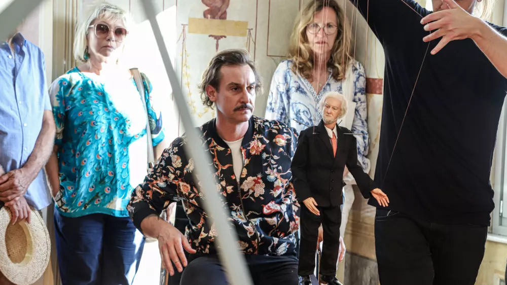 Intermedijski umetnik Jaša s protagonisti in lutkami v Rekviemu. Foto: Tjaša Gnezda