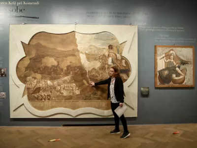 Za restavriranje freske Josefa Mayrja z motivom bitke pri Sisku, enega od dveh velikih prizorov iz kriške biljardne sobe, je Jelka Kuret prejela priznanje Mirka Šubica.