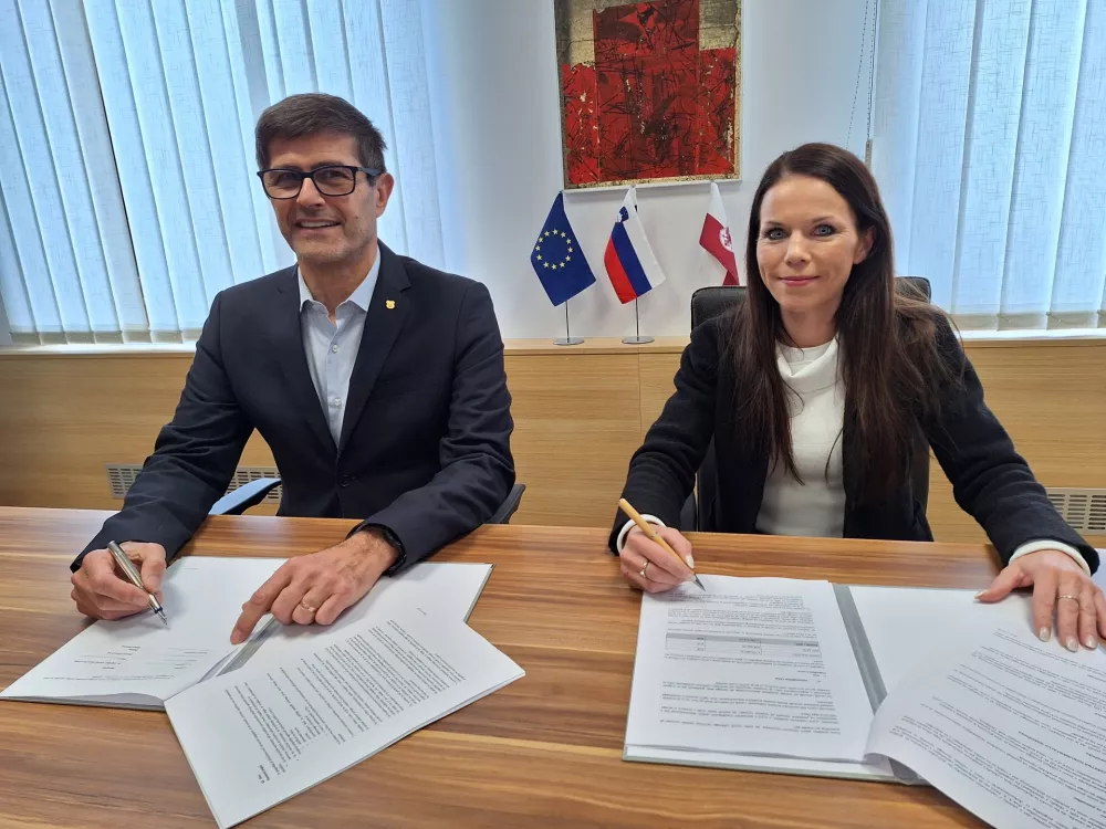 Župan MOK Matjaž Rakovec je v ponedeljek pogodbo o gradnji komunalne infrastrukture Golnik–Mlaka podpisal z direktorico podjetja Hip plus z Vač Klavdijo Babnik. Foto: MOK