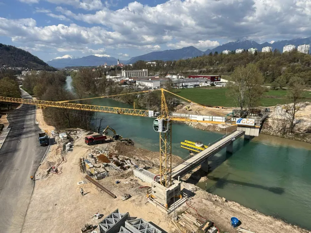 Dela pri gradnji mostu čez Savo potekajo po načrtih. Foto: MOK