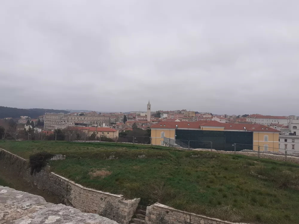 Iz Kaštela se odpira nenavaden pogled na Pulj. Foto: br