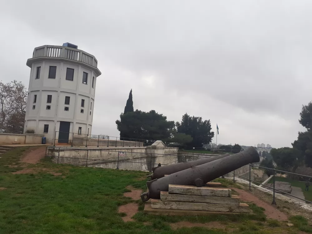 Kaštel je mogočna utrdba na griču v središču Pulja. Dostop do utrdbe je mogoč tudi preko podzemnih predorov. Foto: br