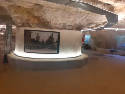 V podzemnih predorih so na ogled različne razstave, denimo o puljskem tramvaju. Foto: br