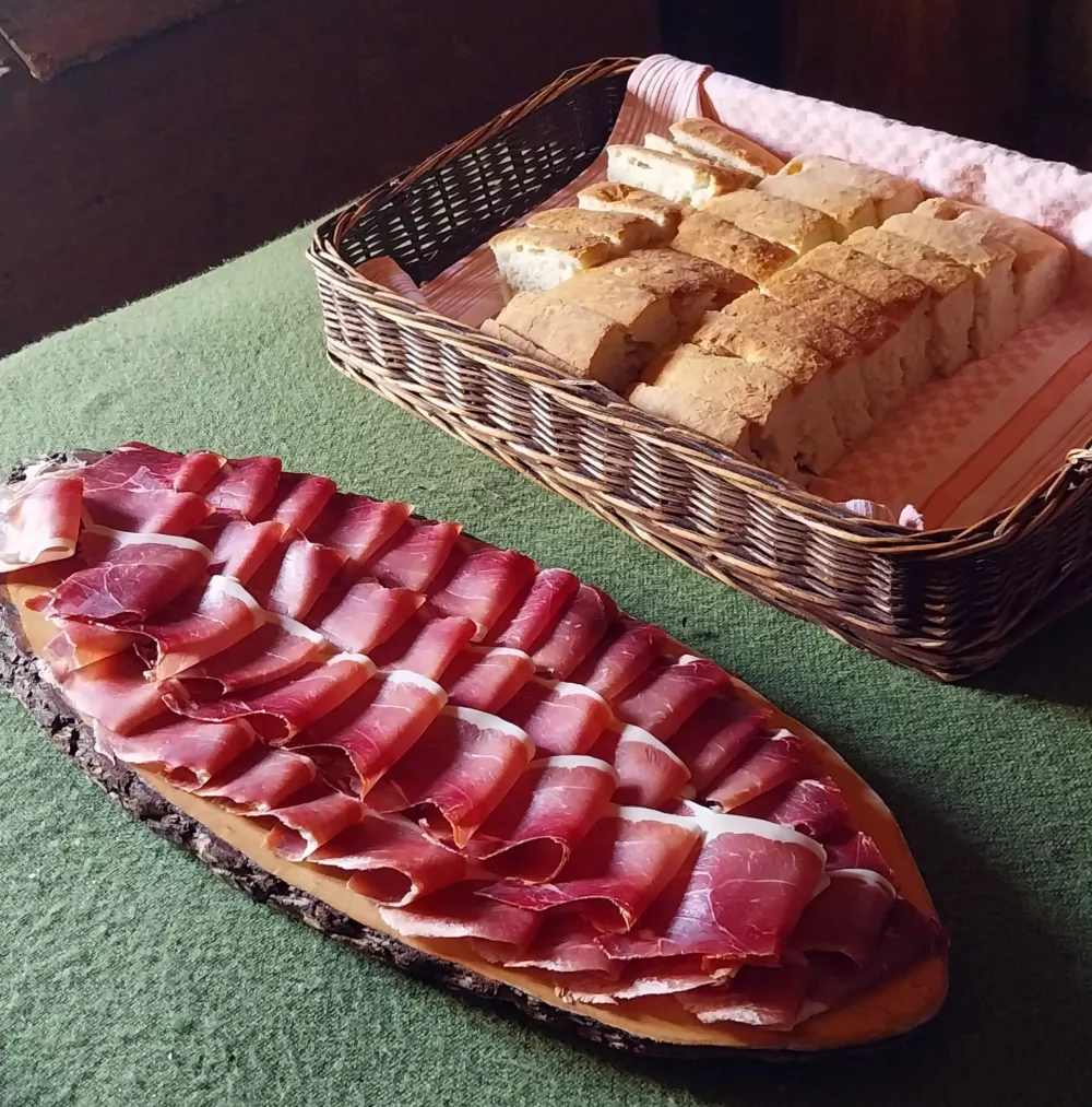 Na koncu doživetja postrežeta drniški pršut in sveže pečen krih