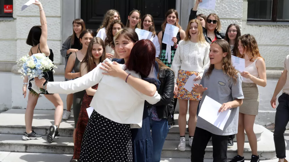 ﻿Gimnazija Poljane - 21.05.2021 - zaključek izobraževanja v srednjih šolah - maturitetna spričevala - dijaki - maturanti - šolstvo - //FOTO: Jaka Gasar / Foto: Jaka Gasar