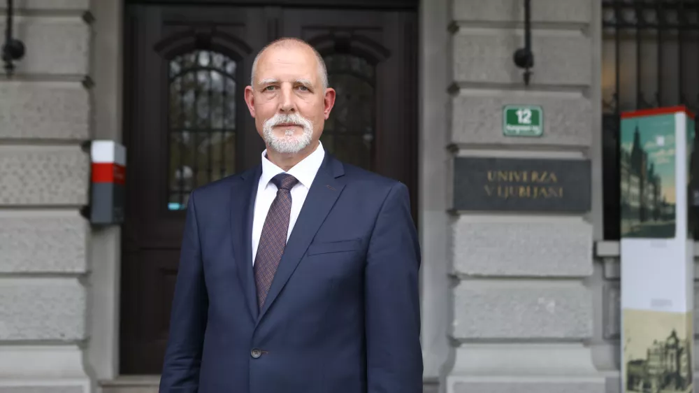 Prof. dr. Irena Mlinarič-Raščan16.04.2025 - Univerza v Ljubljani - Rektorat - 16.4.2025 - Prof. dr. Irena Mlinarič-Raščan in prof. dr. Gregor Majdič bosta podala izjavi za medije pred RektoratomFoto: Luka Cjuha