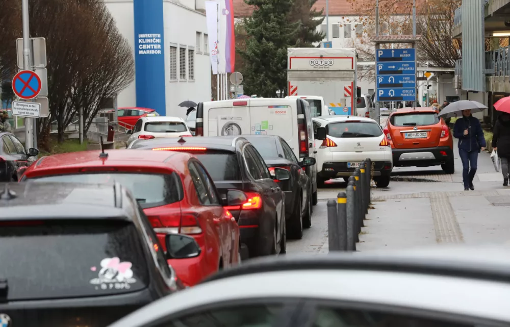 Maribor - Ljubljanska ulica - Ukc Maribor - gneča kolona - avtomobili - parkiranje garažna hiša - kolona za vstop v Ukc in garažno hišo - - Avtor: Sašo Bizjak