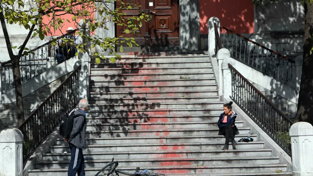 - vandalizem – pobarvane stopnice v rdečo barvo – simbiolična fotografija: družinski zakonik - 04.10.2022 – Frančiškanska cerkev v Ljubljani - //FOTO: Tomaž Skale