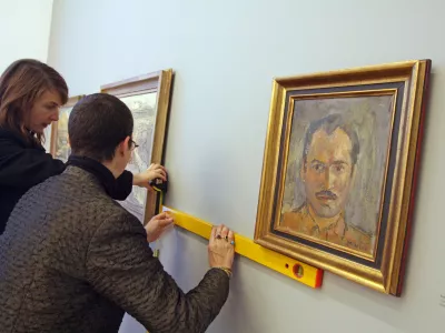 Najstarejši avtoportret Zorana Mušiča iz leta 1941 na retrospektivni razstavi pred leti v Moderni galeriji v Ljubljani. Foto: Luka Cjuha