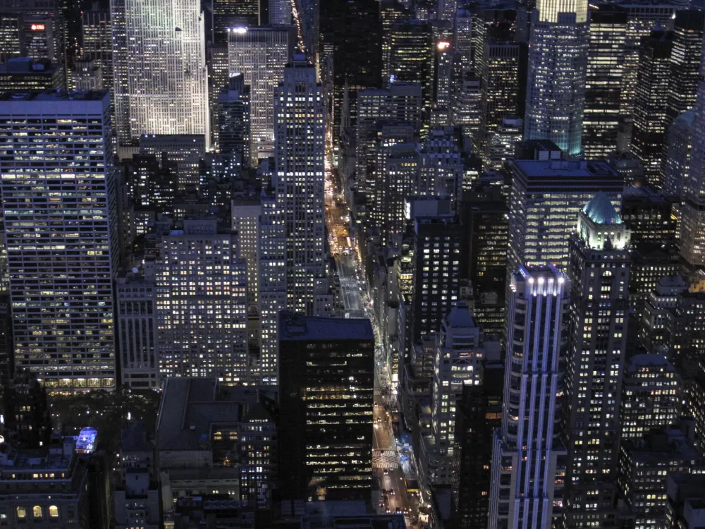 ﻿- Združene države Amerike ZDA 2008 - New York - mestno okrožje Manhattan - pogled iz Empire State Buildinga, noč, luči  - panoramski posnetek   //FOTO: Jaka Gasar