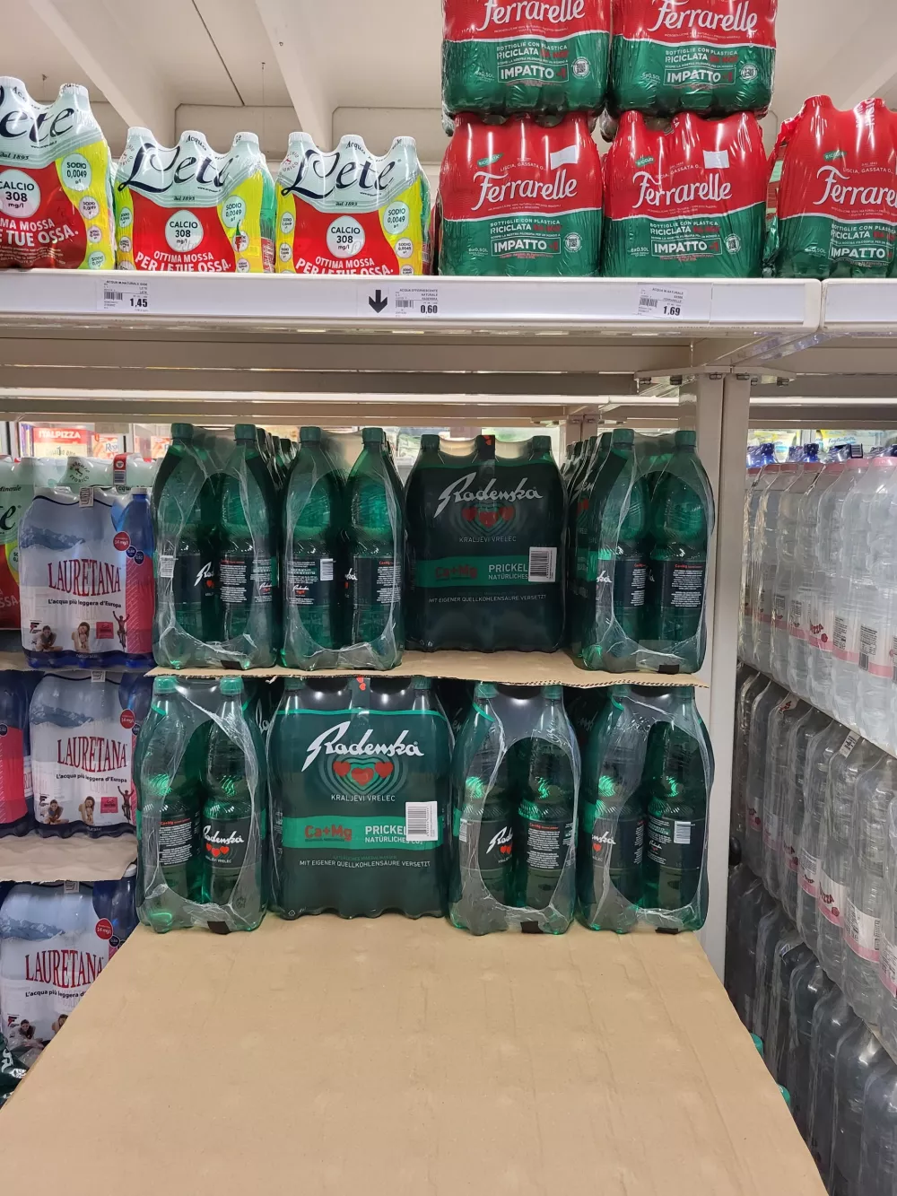 Potrošnike bega, da je 1,5-litrska plastenka radenske v Italiji 60 centov, pri nas pa v dražja, v Mercatorju, denimo 1,09 evra. 