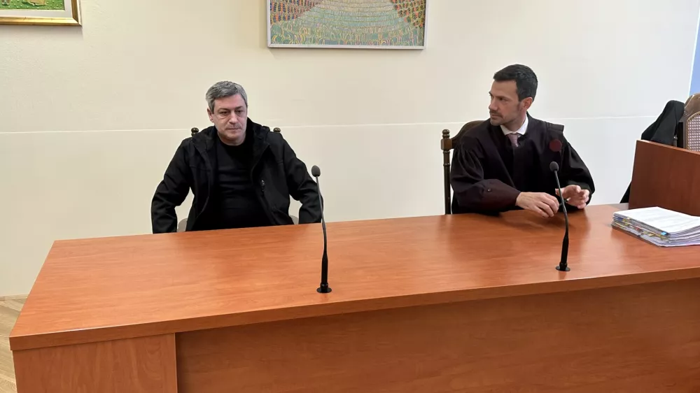 Novo mesto, Okrozno sodisce v Novem mestu.Okrozno sodisce v Novem mestu je Dusanu Brezarju, obtozenemu poskusu uboja soseda septembra lani v romskem naselju v Smihelu v Novem mestu, izreklo tri leta zapora.