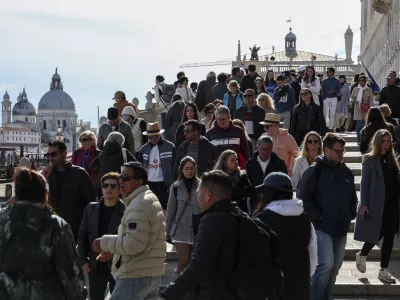 - množični turizem- 18. 04. 2024 - mednarodni grafični bienale - Benetke, Italija //FOTO: Jaka Gasar