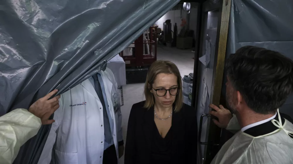 Ministrica za zdravje Valentina Prevolnik Rupel (na fotografiji ob obisku UKC Ljubljana) odgovore o pravi poti za slovensko zdravstvo išče tudi čez mejo. Podobno so ravnali nekateri njeni predhodniki. Foto: Jaka Gasar