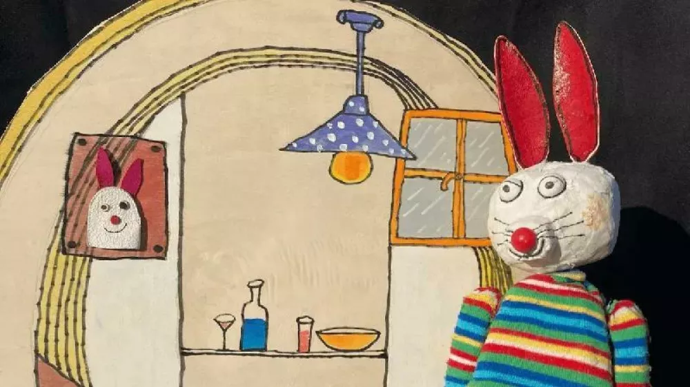 Ena zajčja, otroška predstava Gledališča Zapik, ki bo na sporedu v soboto dopoldne v Prešernovem gledališču Kranj. F arhiv gledališča