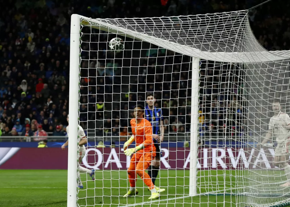 Soccer Football - Champions League - Quarter Final - Second Leg - Inter Milan v Bayern Munich - San Siro, Milan, Italy - April 16, 2025 Bayern Munich's Eric Dier scores their second goal past Inter Milan's Yann Sommer REUTERS/Alessandro Garofalo