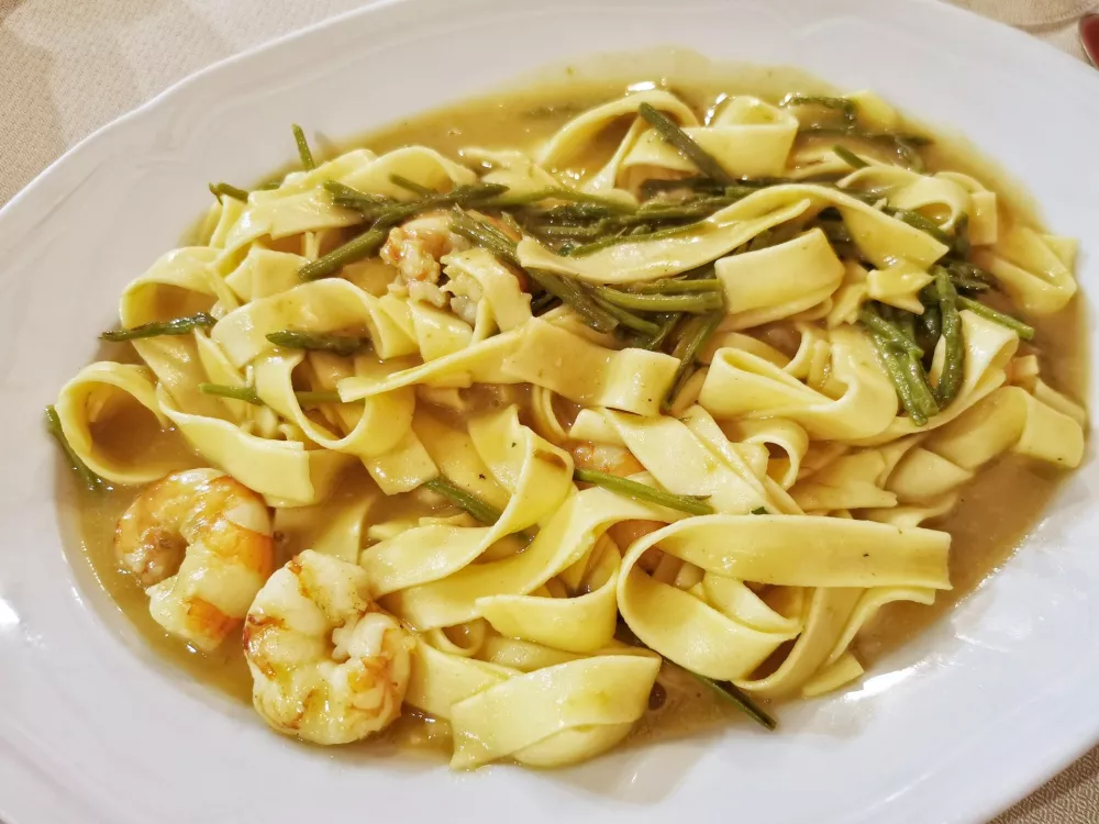 Rezanci z gamberi in divjimi šparglji, Gostilna Korte