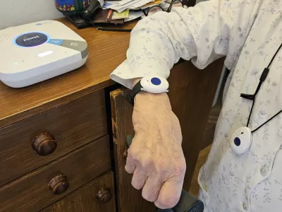 Če avtomatske prevedbe uporabnikov e-oskrbe ne bo, jo bodo morali s 1. julijem prehodno ali plačevati sami po tržni ceni, ki je zdaj 37 evrov na mesec, ali pa bodo ostali prepuščeni sami sebi. Foto: Veronika Rupnik Ženko