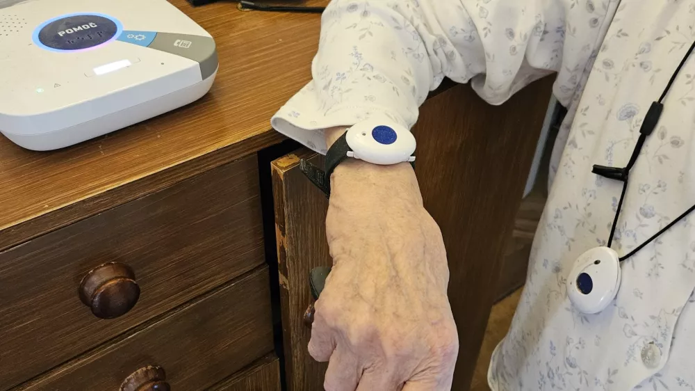 Če avtomatske prevedbe uporabnikov e-oskrbe ne bo, jo bodo morali s 1. julijem prehodno ali plačevati sami po tržni ceni, ki je zdaj 37 evrov na mesec, ali pa bodo ostali prepuščeni sami sebi. Foto: Veronika Rupnik Ženko