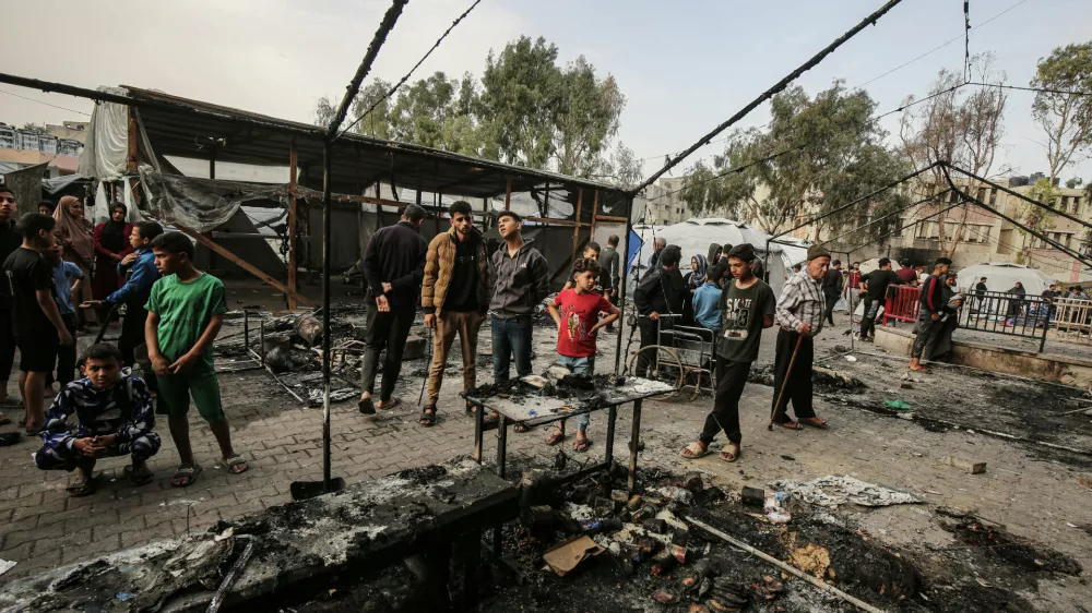 23 April 2025, Palestinian Territories, Gaza: Palestinians inspect the damage after an Israeli strike on a school housing displaced Palestinians in Gaza City. Photo: Omar Ashtawy/APA Images via ZUMA Press Wire/dpa