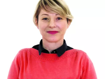 Nataša Bucik Ozebek- Redakcija Dnevnik 2024 - portreti za komentarje in kolumne - kolumnisti - komentatorji – novinarji - portret //FOTO: Luka Cjuha