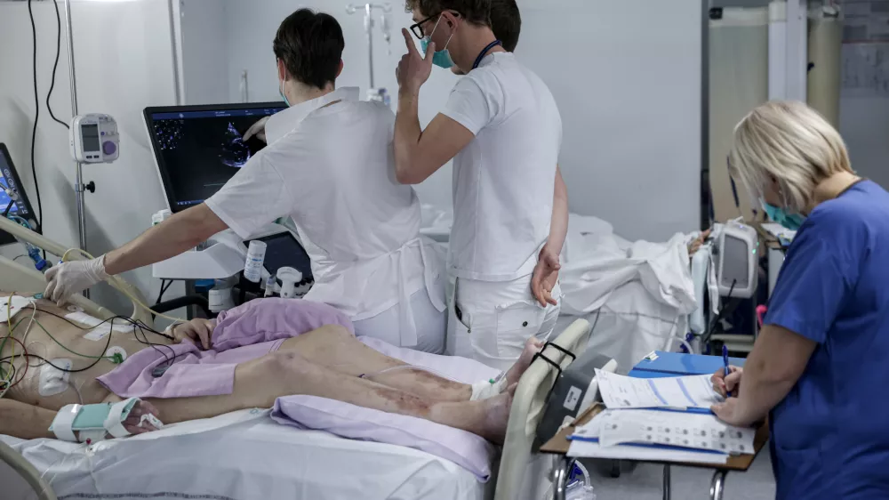 - simbolična fotografija - zdravstvo, zdravnik, medicinska sestra, medicinsko osebje, pacient, bolnica, bolnišnica- 12.03.2025 - ministrica za zdravje Valentina Prevolnik Rupel si je na delovnem obisku v Univerzitetnem kliničnem centru (UKC) ogledala tekoče investicije//FOTO: Jaka Gasar