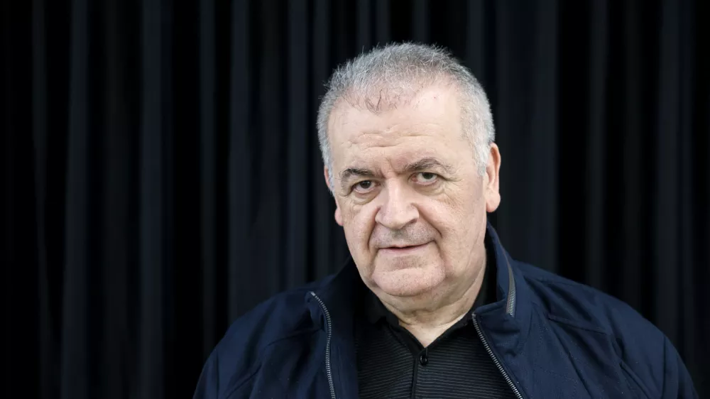 »Bohinj je najlepši, kadar je monokromen: pozimi je bel, in kadar je dež, je sivkast, potem je veliko zelenkasto modrikastega. Le par poletnih dni je tako, da bi lahko uporabil vse barve,« pravi slikar in grafik Črtomir Frelih. Foto: Jaka Gasar