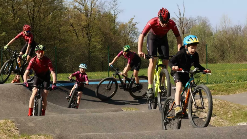 Kamnik je bogatejši za nov kolesarski poligon, ki ponuja 200 metrov prog in je namenjen tudi najmlajšim kolesarjem. Foto: občina Kamnik