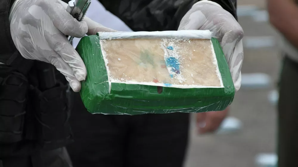 A person shows an open package containing cocaine after Bolivian police seized 2.5 metric tons of cocaine worth some $7 million in drug busts that took place over several days, according to the Vice-Ministry of Controlled Substances, in Trinidad, Bolivia April 14, 2025. Bolivia's Vice Ministry of Social Defense and Controlled Substances/Handout via REUTERS ATTENTION EDITORS - THIS IMAGE HAS BEEN SUPPLIED BY A THIRD PARTY. NO RESALES. NO ARCHIVES