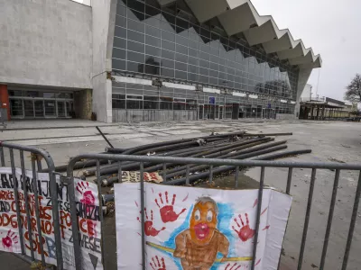 16.2.2025 - Novi sad Srbija - Železniška postaja - podrti nadstrešekFoto: Luka Cjuha