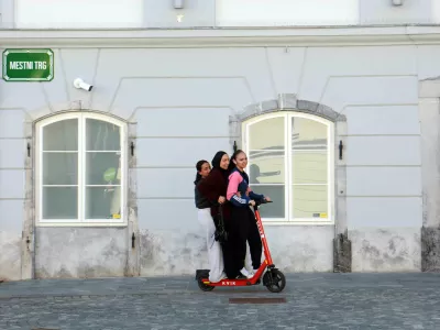 Enoročna vožnja z električnim skirojem poveča tveganje trčenja za kar šestkrat. Vožnja v skupini ali uporaba mobilnega telefona med vožnjo skoraj potroji tveganje nastanka prometne nesreče. Foto: Tomaž Skale